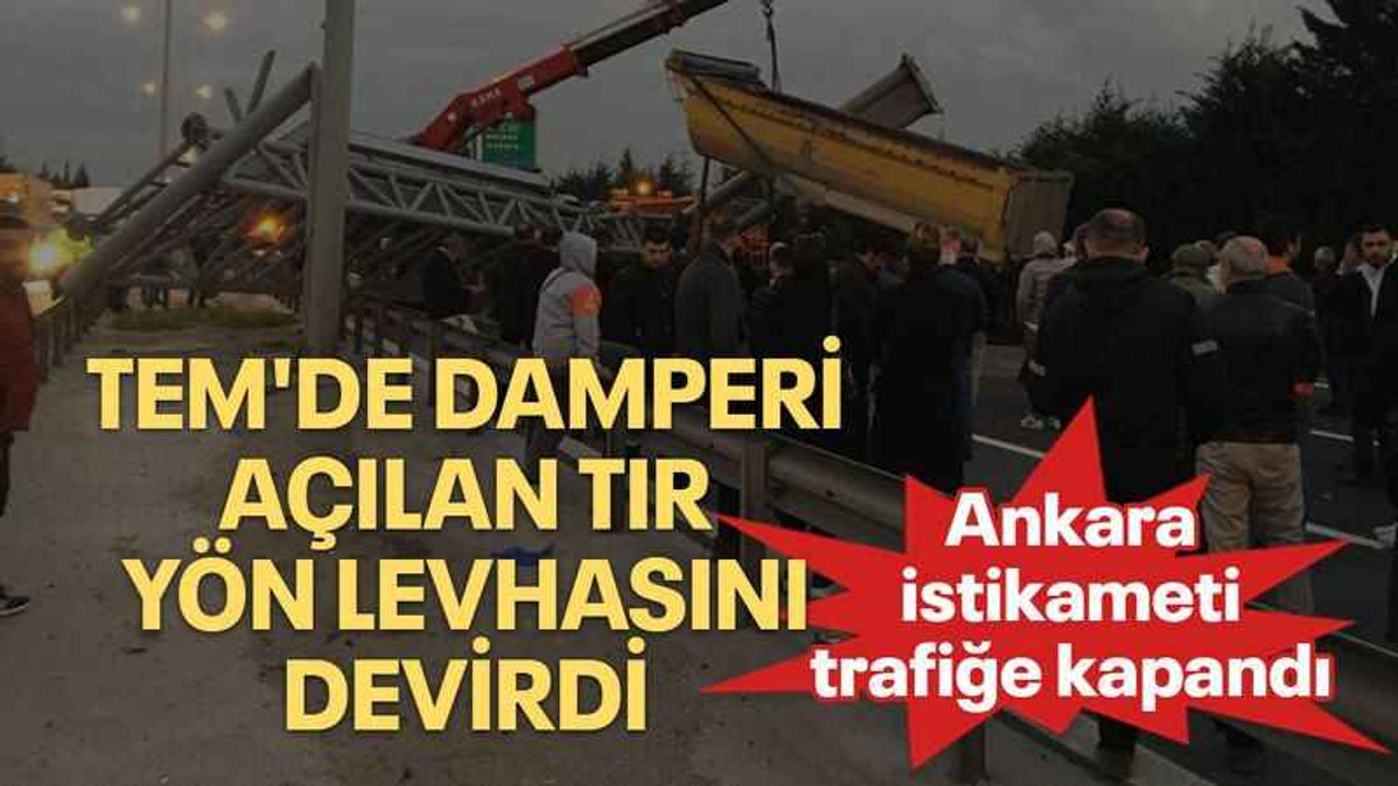 TEM'de damperi açılan tır yön levhasını devirdi